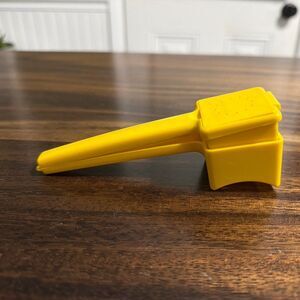 Vig Tupperware Yellow Corn Cob Hugger Butter Spreader  w/ Salt & Pepper Shaker